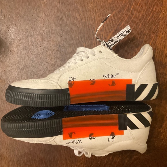 Men’s off white Tennis shoes - Picture 3 of 7
